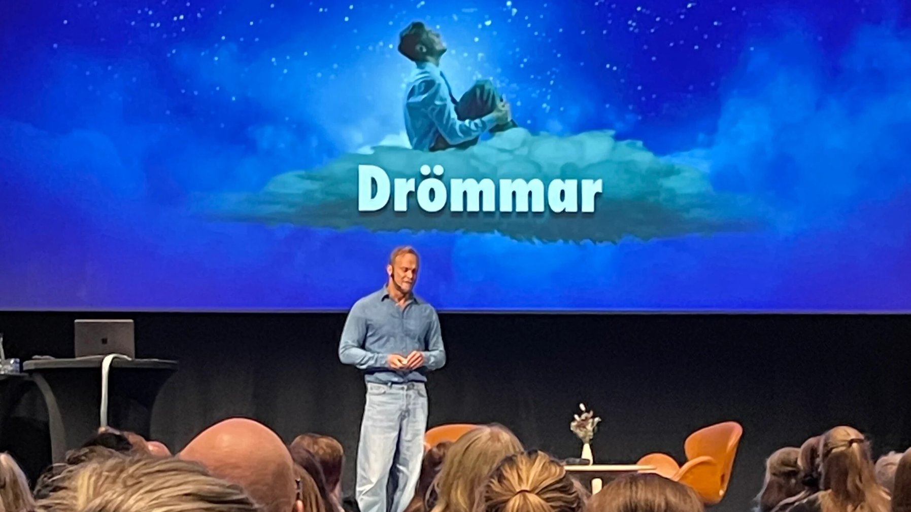 Tobias Karlsson föreläser om vikten av inkludering på Publitech Live 2025.