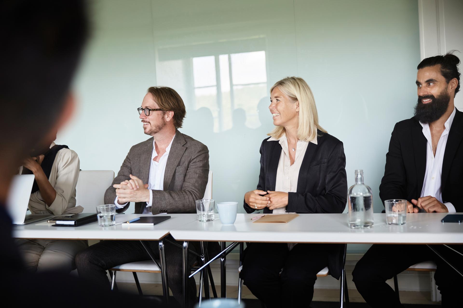 Två kollegor på kommunen jobbar med budgetarbete