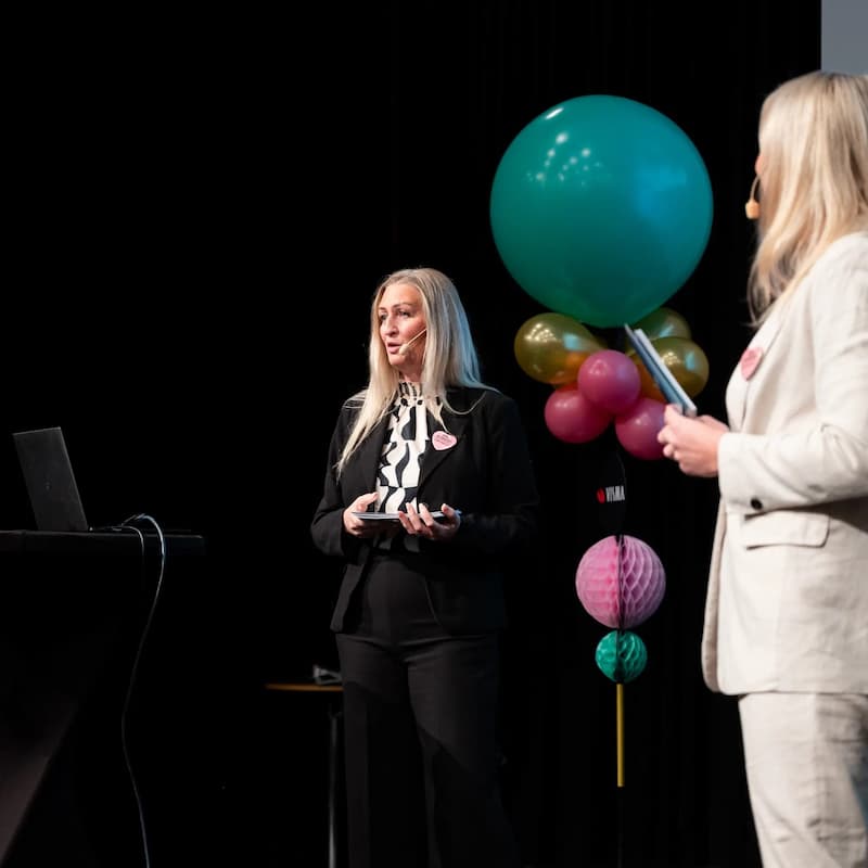 Medarbetare från Publitech föreläser på scenen.