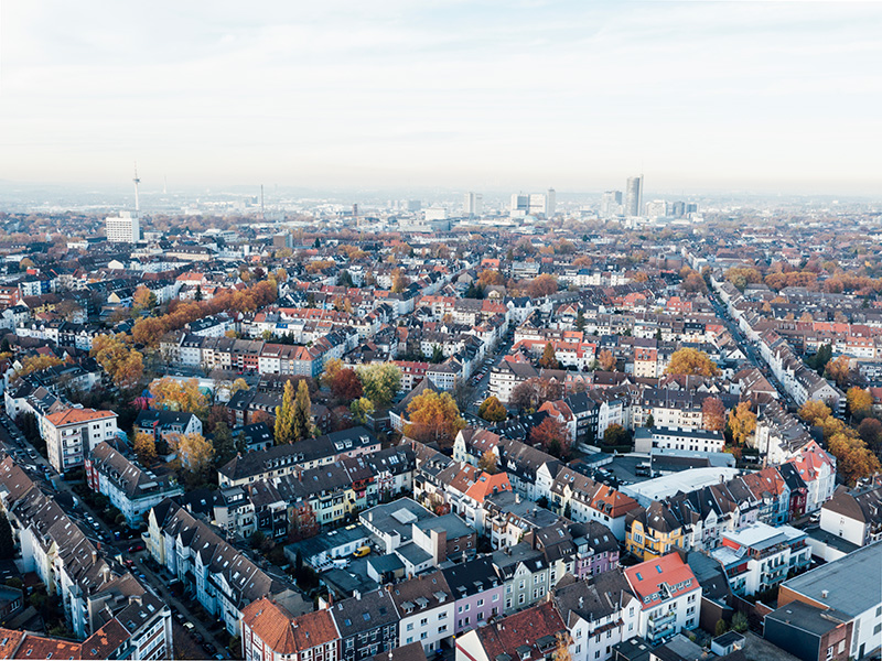 Flygfoto över en stad, symboliserar överblick över hela organisationens infrastruktur. Läs om hur NIS2-direktivet ställer nya säkerhetskrav som påverkar allt från HR- till ekonomisystem.