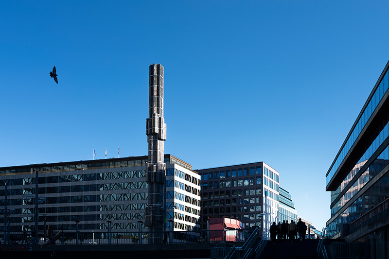 Flygande fågel över ett stadscentrum, symboliserar översikt och kontroll mot bedrägerier. Läs om system som minskar risken för felaktiga betalningar i kommuner och regioner.