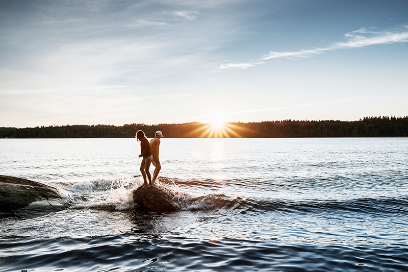 Siluettbild av två personer som badar, symboliserar dykning in i framtida planering. Läs om proaktivt budgetarbete och hur det skiljer sig från traditionell budgetering för ekonomisk hushållning